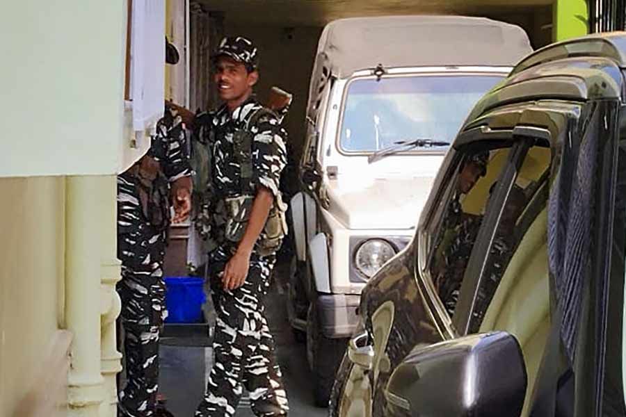 যদিও তাঁরা বাড়ির ভিতরে ঢুকতে পারেননি। কেন্দ্রীয় বাহিনীর জওয়ানদের বাধা পেয়ে তুলসীর অভিযোগ, “আমাদের ঐতিহ্য মেনেই গুরুজনের সঙ্গে বিজয়া করতে এসেছিলাম। কিন্তু এরা আমাদের বাঙালি সংস্কৃতিতে আঘাত হানছে।” 