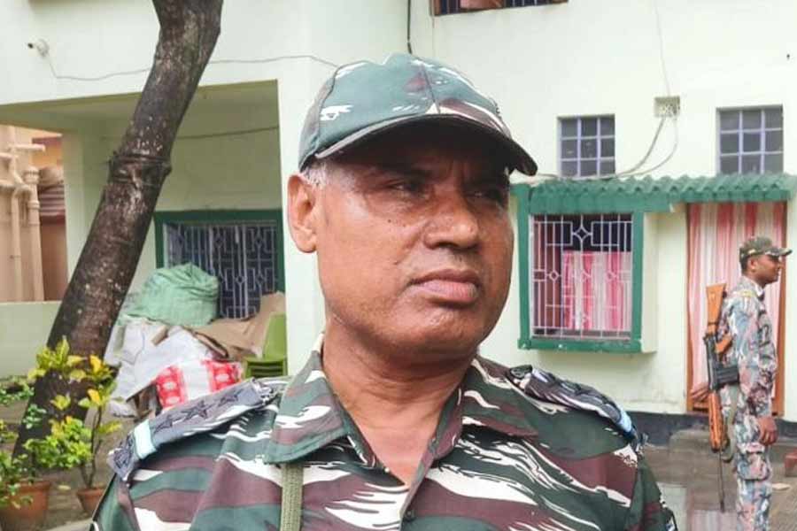 জ্যোতিপ্রিয়ের বাড়িতে ঢুকতে না পেয়ে মূল ফটকের সামনেই দাঁড়িয়ে থাকেন সব্যসাচী এবং অন্য দুই কাউন্সিলর। তাঁদের আসার কারণ কেন্দ্রীয় বাহিনীর জওয়ানদের বুঝিয়ে বলেনও সব্যসাচীরা। যদিও ভিতরে ঢোকার অনুমতি মেলেনি। তার পরই নিরাপত্তাকর্মীদের সঙ্গে বাদানুবাদ শুরু হয় দুই কাউন্সিলরের। বাঙালির ঐতিহ্য মেনে বিজয়ার শুভেচ্ছা জানাতে বাধা দেওয়ার অভিযোগ ওঠে। 