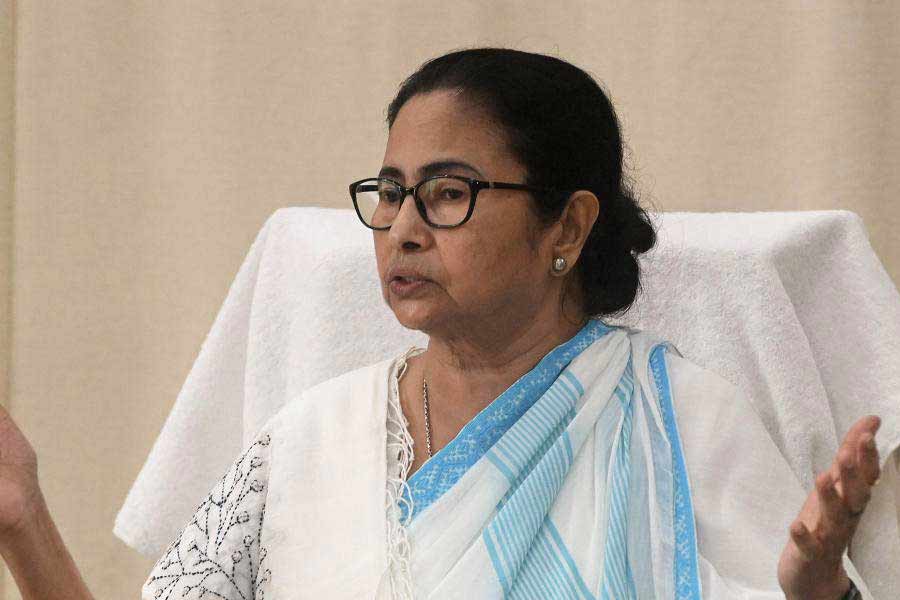 এর মধ্যেই মন্ত্রীর বাড়িতে এই তল্লাশি অভিযান নিয়ে বৃহস্পতিবার দুপুরে সাংবাদিক বৈঠকে অসন্তোষ প্রকাশ করেন রাজ্যের মুখ্যমন্ত্রী মমতা বন্দ্যোপাধ্যায়। তিনি বলেন, ‘‘আমি শুনেছি, বাড়ি বাড়ি গিয়ে ইডির গোয়েন্দারা তল্লাশির নামে চিনির কৌটো উল্টে দেয়। ঘিয়ের শিশি উল্টে দেয়। বাড়ির মেয়েদের কত রকম পোশাক-আশাক থাকে, তাদের ক’টা শাড়ি আছে, তারও তল্লাশি নেয়। এই সব আমরা সহ্য করব না। বালু (জ্যোতিপ্রিয় মল্লিকের ডাকনাম) সুগারের রোগী। ওর যদি কিছু হয়, তা হলে আমি বিজেপি এবং ইডির বিরুদ্ধে এফআইআর করব।’’