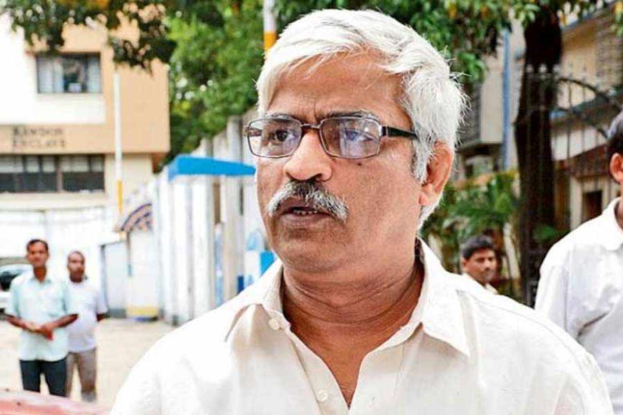 প্রাক্তন খাদ্যমন্ত্রীর গ্রেফতারি নিয়ে মুখ্যমন্ত্রীকে আক্রমণ করেছেন সিপিএমের কেন্দ্রীয় কমিটি সদস্য সুজন চক্রবর্তী। তিনি বলেছেন, ‘‘এই গ্রেফতারি স্বাভাবিক। মুখ্যমন্ত্রী জানতেন। তাই বলেছেন, ওঁর (জ্যোতিপ্রিয়) কিছু হলে এফআইআর করব। উনি দিল্লি থেকে সব খবর পান। যদি মনে করেন অন্যায় হয়েছে, তা হলে সিজিও কমপ্লেক্স ঘেরাও করলেন না কেন? মন্ত্রিসভা এবং দলটা এমন ভাবে করা হয়েছে, যাতে লুটেরারাই প্রাধান্য পান।’’