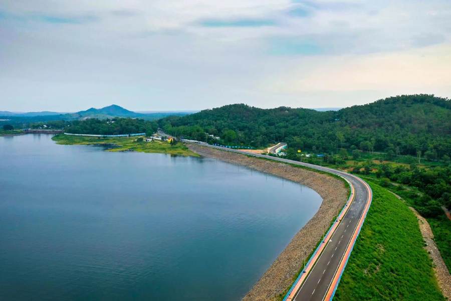 বাঁকুড়া! ইতিহাস, বৈচিত্র্য, প্রাকৃতিক সৌন্দর্য,  লোকসংস্কৃতি,  লোকদেবদেবী,  পাহাড়,  অরণ্য, বিরল প্রজাতির গাছগাছালি, বন্য জীবজন্তুর এক আশ্চর্য মেলবন্ধনের জেলা। পশ্চিমবঙ্গের এক আদিম ভূখন্ড!