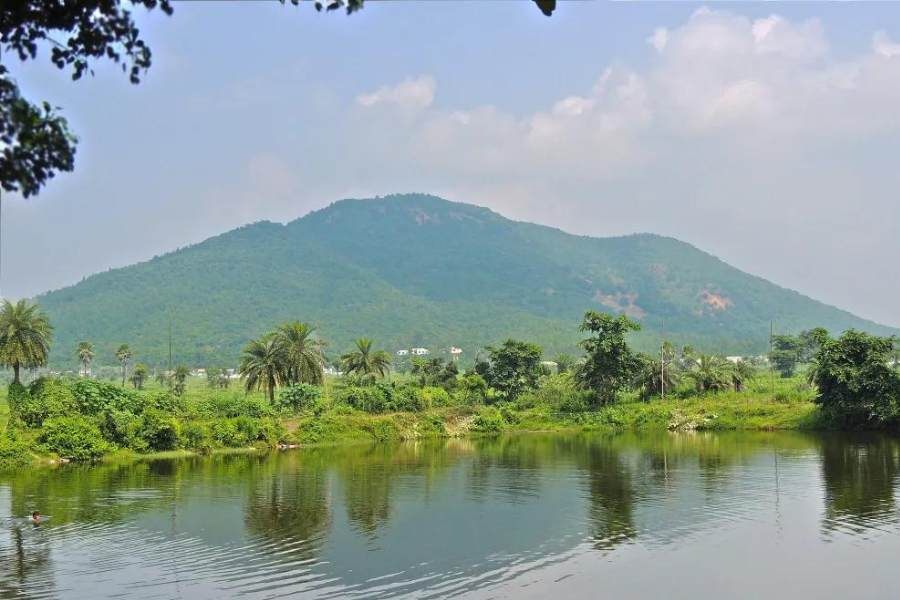 আর সেখানে রয়েছে ভ্রমণপিপাসুদের জন্য যেন এক রত্নভাঁড়ার! তাই-ই তো। এখানকার এক-একটা পর্যটন স্থান যেন এ বলে আমায় দেখো,  ও বলে আমায়! বাঁকুড়ার সে রকমই একটা লা-জবাব ট্যুর গাইডের সন্ধান দিচ্ছে প্রতিবেদন।