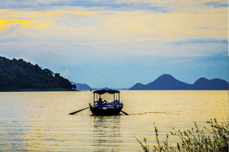 সঙ্গে ওর কাছাকাছি ঘুরে আসুন গড়পঞ্চকোট,  জয়চন্ডী পাহাড়,  পাঞ্চেত বাঁধ,  শুশুনিয়া পাহাড় এবং কল্যাণেশ্বরী মন্দির ও মাইথন বাঁধ দর্শনের সঙ্গেই দুই লোকদেবীর অধিষ্ঠানের অদ্ভুত গ্রাম ভূতাবুড়ি আর ঘাঘরাবুড়ি।