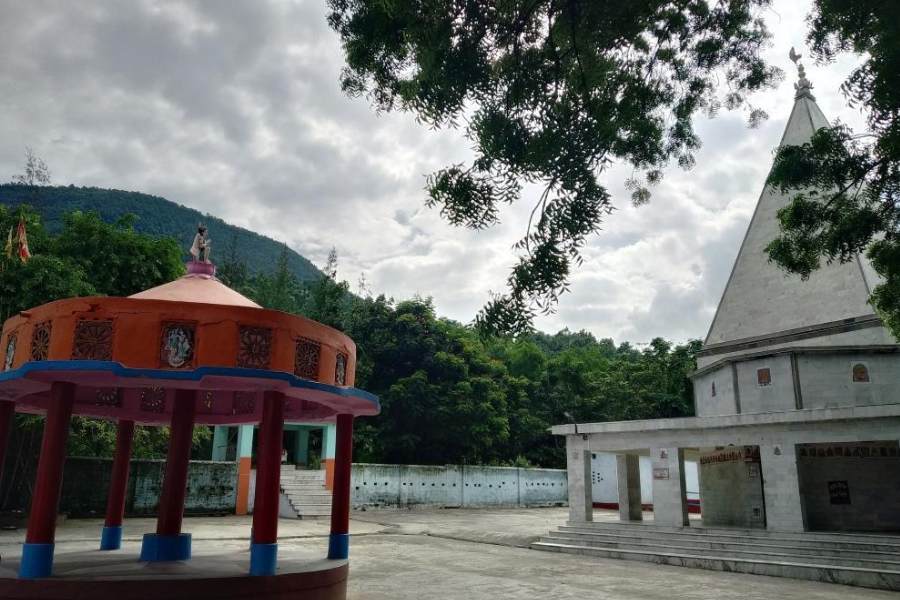 বিহারীনাথ পাহাড়ের নীচের অংশটা এখানকার মূল পর্যটন কেন্দ্র। শিবরাত্রিতে বিশাল মেলা বসে, পাহাড়ের কোলে মন্দির চত্বরকে কেন্দ্র করে। অসংখ্য ভক্তসমাগম হয়। মন্দির সংলগ্ন একটা পুকুর আছে। যার জল স্থানীয় মানুষের কাছে অত্যন্ত পবিত্র গণ্য হয়ে আসছে যুগ-যুগান্ত ধরে।