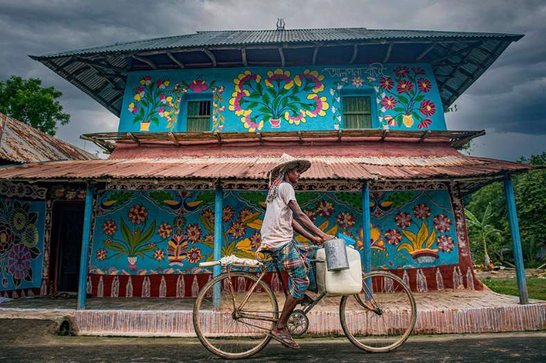 ঘন জঙ্গল আর সবুজে ঘেরা এখনও আদিম রূপের পাহাড় বিহারীনাথের কোলে কাছাকাছিই পড়বে আদিবাসী গ্রাম পাহাড়বেড়া। গ্রামের প্রতিটি মাটির বাড়ির দেওয়াল জুড়ে আলপনার বাহার। গ্রামীণ লোকশিল্প-সংস্কৃতির উজ্জ্বল নিদর্শন। আরেকটু গেলেই রয়েছে এক সাঁওতাল গ্রামও। 