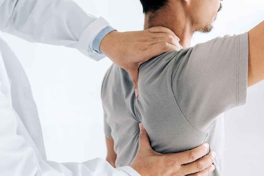 How to treat a stiff neck.