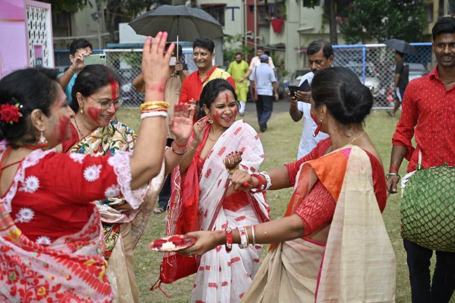 শহরের বিভিন্ন প্রান্তে একই ছবি। লাল সিঁদুরে রাঙানো মুখ, একে অপরকে সিঁদুর লাগানো, মিষ্টি খাইয়ে দেওয়া, ঢাকের তালে পা মেলানো, সেই ছবিই ধরা পড়ল আমাদের ক্যামেরায়।