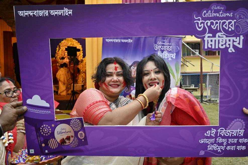 দশমীর দিন কলকাতার বিভিন্ন বড় পুজোগুলির সঙ্গে জোট বেঁধে সিঁদুর খেলার সেই ঐতিহ্যের সাক্ষী রইল আনন্দবাজার অনলাইন। সঙ্গী ক্যাডবেরি সেলিব্রেশনস্।