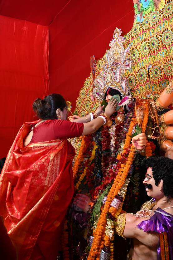 প্রথা অনুযায়ী, বিজয়া দশমীতে মা দুর্গাকে বরণ করে নেওয়ার পরে একে অপরকে মিষ্টিমুখ করানোর রীতি রয়েছে।