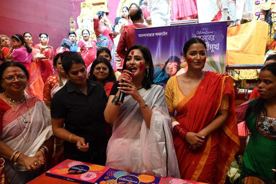 সেই আয়োজনে এই বছর ৮টি পুজো মণ্ডপে গিয়ে সিঁদুর খেললেন অভিনেত্রী সোহিনী সরকার এবং প্রিয়াঙ্কা সরকার।