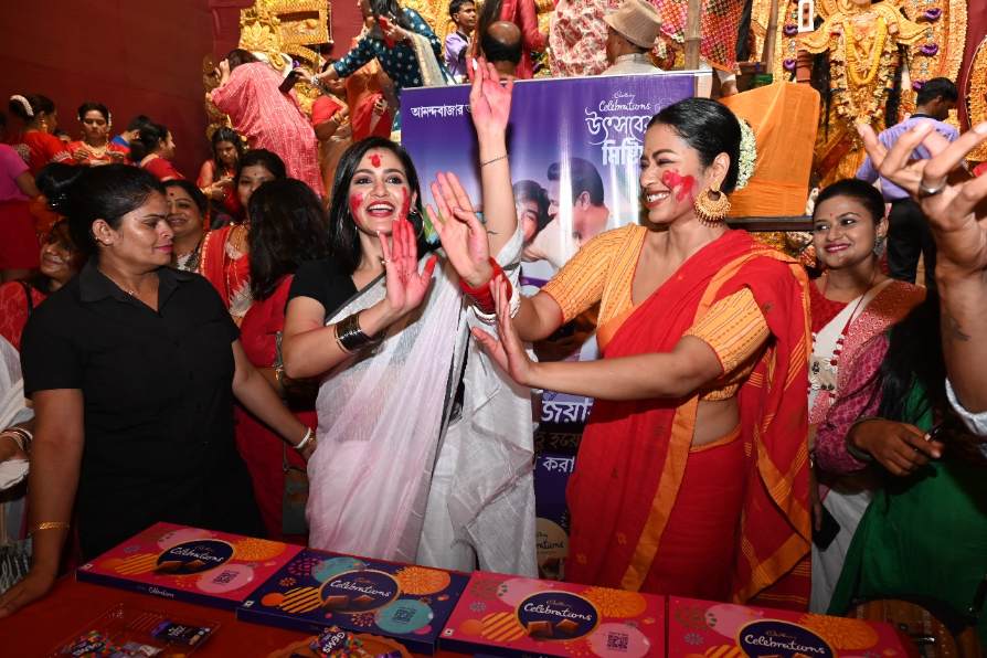 সাবেকি বেশে তাঁদের সঙ্গে সিঁদুর খেলায় মাতলেন মহিলারা। ঢাকের ছন্দে কোমর দোলালেন অভিনেত্রীরাও।  