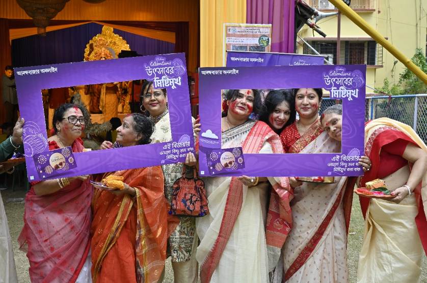 এক ফ্রেমে তুললেন ছবিও। তাঁদের ছোঁয়াতেই দশমীর দিন জমে উঠল আনন্দবাজার অনলাইন আয়োজিত ক্যাডবেরি সেলিব্রেশনস্ উৎসবের মিষ্টিমুখ।