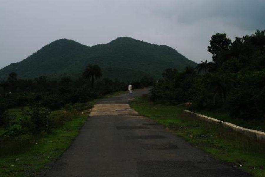 বিহারীনাথ ভ্রমণে ট্রেন ও সরাসরি গাড়িতে,  দু'ভাবেই যাওয়া রায়। ট্রেনে আসানলোল লাইনে মধুকুন্ডা স্টেশনে নেমে গাড়িতে আরও ১৫ কিলোমিটার দূরত্বে বিহারীনাথ। রানিগঞ্জ স্টেশনে নেমেও গাড়িতে পৌঁছনো যায় বিহারীনাথে। অথবা ছাতনা থেকে সরকারি বা বেসরকারি বাসেও যাওয়া যায়। সরাসরি গাড়িতে গেলে দুর্গাপুর এক্সপ্রেস সড়কপথে দামোদর নদী পেরিয়ে মধুকুন্ডার রেল ক্রসিং থেকে আরও ১৬ কিলোমিটার। 