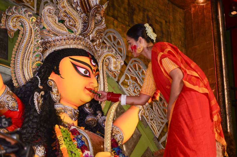 আনন্দ চলল দিনভর। তবু মন ভার। যেন বাজছে বিষাদের সুর।শেষ বেলার উদযাপনে মা দুর্গাকে বরণ করে সবার একটাই প্রার্থনা আবার এসো মা৷