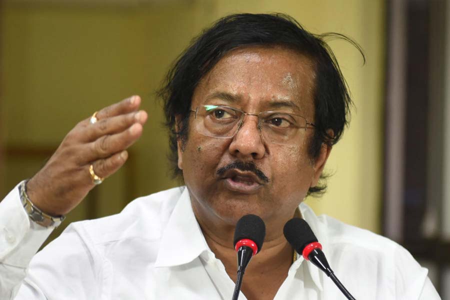 রেশন দুর্নীতি মামলায় গ্রেফতার হয়েছেন রাজ্যের বনমন্ত্রী তথা প্রাক্তন খাদ্যমন্ত্রী জ্যোতিপ্রিয় মল্লিক। যিনি রাজ্য-রাজনীতিতে ‘বালু’ নামে সমধিক পরিচিত। বৃহস্পতিবার সকাল থেকে গভীর রাত পর্যন্ত মন্ত্রীর একাধিক বাড়িতে ২০ ঘণ্টারও বেশি সময় ধরে তল্লাশি ও জিজ্ঞাসাবাদের পর তাঁকে গ্রেফতার করে ইডি। ইডি সূত্রে খবর, রেশন বণ্টন সংক্রান্ত গুরুত্বপূর্ণ নথিপত্র মিলেছে তাঁর বাড়ি থেকে।