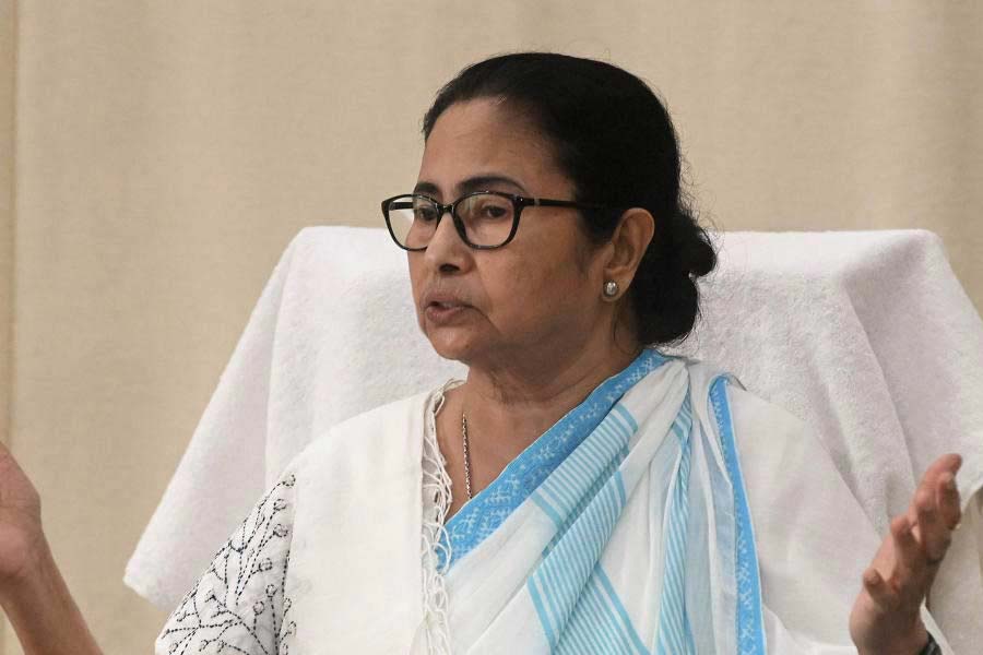 বালুর বাড়িতে তল্লাশি অভিযান চলাকালীন বৃহস্পতিবার দুপুরে সাংবাদিক বৈঠক করে মন্ত্রীর পাশে দাঁড়ান মুখ্যমন্ত্রী মমতা বন্দ্যোপাধ্যায়। তোলেন রাজনৈতিক প্রতিহিংসার অভিযোগও। ইডির তল্লাশিকে ‘বিজেপির নোংরা খেলা’ বলে চিহ্নিত করে পাল্টা হুঁশিয়ারি দিয়ে মুখ্যমন্ত্রী বলেন, ‘‘বালুর স্বাস্থ্য খারাপ। অনেক সুগার। ও যদি মারা যায়, তা হলে বিজেপি এবং ইডি-র বিরুদ্ধে এফআইআর করতে হবে।’’