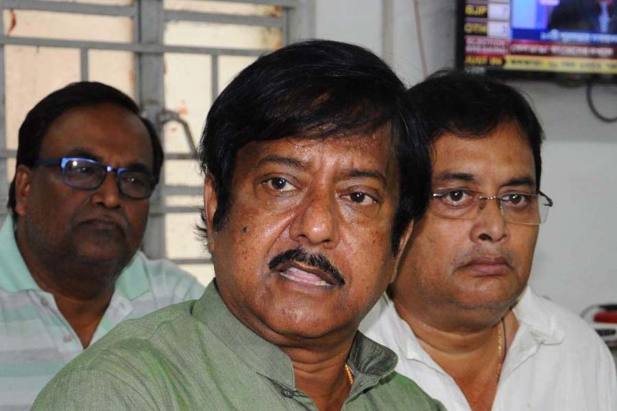 বালুর পড়াশোনা স্কটিশ চার্চ স্কুলে। স্কুলের গণ্ডি পেরিয়ে বিদ্যাসাগর কলেজে ভর্তি হন। সেখানেই ছাত্র রাজনীতিতে তাঁর হাতেখড়ি। তার পরে আশির দশকে মমতার সঙ্গে পরিচয়।