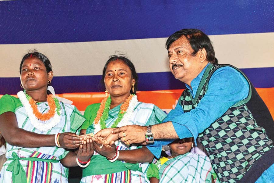 ১৯৯১ সালে যখন কংগ্রেসের অন্দরে সোমেন মিত্র-মমতার বিরোধ শুরু, তখন মমতারই পাশে ছিলেন বালু। ১৯৯৮ সালে তৃণমূল গঠনে যাঁরা অগ্রণী ভূমিকা নিয়েছিলেন, তাঁদের মধ্যে অন্যতম ছিলেন বালু। সেই সময় তাঁকে দলের রাজ্য সাধারণ সম্পাদকও করেন মমতা।