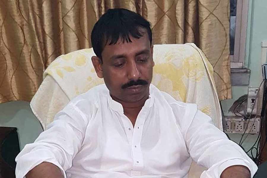 সম্প্রতি রেশন দুর্নীতিতে জড়িত থাকার অভিযোগে ব্যবসায়ী বাকিবুর রহমানকে গ্রেফতার করে কেন্দ্রীয় তদন্তকারী সংস্থা। মূলত তাঁকে জেরা করে পাওয়া তথ্য এবং বাজেয়াপ্ত করা নথি যাচাইয়ের পরেই বৃহস্পতিবার বালুর বাড়িতে তল্লাশি বলে দাবি করেছে ইডি সূত্র। এর আগে রাজ্যের বর্তমান খাদ্যমন্ত্রী রথীন ঘোষের বাড়িতেও হানা দিয়েছিল ইডি এবং সিবিআই। তল্লাশির পাশাপাশি দীর্ঘ জিজ্ঞাসাবাদ করা হয়েছিল তাঁকেও। তবে ইডি তাঁকে জেরা করেছিল রেশন দুর্নীতিতে। আর সিবিআই তাঁকে জেরা করেছিল পুরনিয়োগ দুর্নীতি সংক্রান্ত বিষয়ে। 