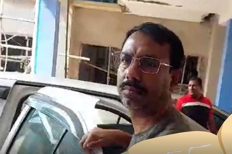 বৃহস্পতিবার বালুর বাড়িতে তল্লাশি শুরু হওয়ার পর থেকেই বাকিবুর ও বালুর সম্পর্ক নিয়ে আলোচনা শুরু হয় বিভিন্ন মহলে। স্থানীয়দের একাংশের দাবি, ২০২০ সালে হাবড়ায় রেশনপণ্যের বেআইনি মজুতের ঘটনা সামনে আসে। জয়গাছি রথতলা এলাকার গুদামে হানা দিয়ে প্রচুর খাদ্যসামগ্রী উদ্ধার করে পুলিশ। দু’জন গ্রেফতারও হয়।