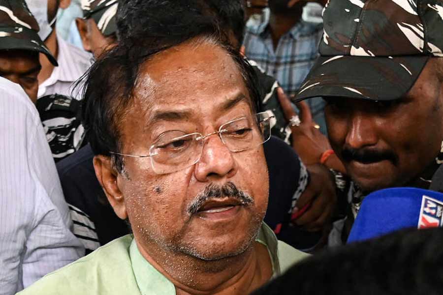 বৃহস্পতিবার নাগেরবাজারে মন্ত্রীর আপ্তসহায়ক অমিত দে-র তিনটি ফ্ল্যাটেও তল্লাশি চলে। ইডি সূত্রের দাবি, অমিত ২০১২ সালে খাদ্য দফতরে গ্রুপ সি পদে যোগ দেন। তার আগে কলেজ স্ট্রিটে বই বাঁধাইয়ের ব্যবসা ছিল তাঁর। তিনি খাদ্য দফতরে যোগ দেওয়ার পরে বালুর ‘ঘনিষ্ঠ’ হয়ে ওঠেন। বালু খাদ্য দফতর থেকে বন দফতরে যাওয়ার পর অমিতও ডেপুটেশনে বন দফতরে যোগ দেন। ইডি সূত্রের দাবি, গত পাঁচ বছরে অমিতের সম্পত্তি ‘রকেটের গতিতে’ বৃদ্ধি পেয়েছে। 