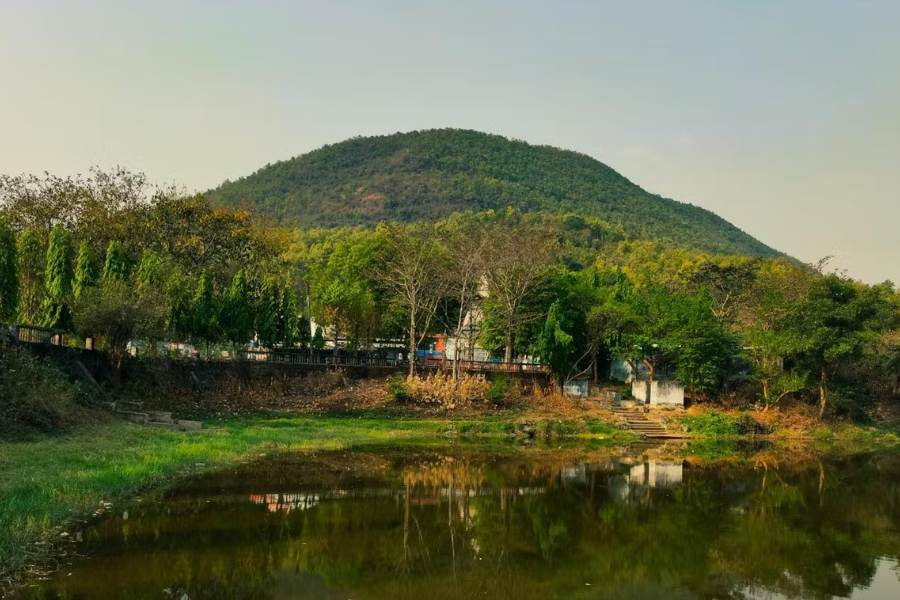 বার্নপুর শিল্পাঞ্চল থেকে বাসে হীরাপুর ধর্মতলা স্টপেজে নেমে দক্ষিণে শ্যামডিহ গ্রামের ভেতর ভূতাবুড়ির মন্দির। ঠিক আর পাঁচটা সাধারণ মন্দিরের মতো নয়। মা ভূতাবুড়ি চণ্ডীর রূপে পূজিত হন। কিন্তু আদতে লোকদেবী। 