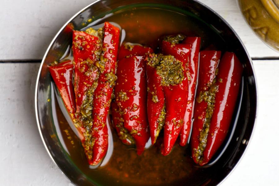 আচার খান। হয়তো বা রোজ কম-বেশি খান। কিন্তু সেটা নিজের শরীরের অবস্থা, শারীরবৃত্তীয় ভাল-মন্দ জেনে খান তো? নইলে আচারের আস্বাদ আপনার জীবনে বিস্বাদ হয়ে উঠতে পারে! ঠিক আছে। আচারপ্রেমীদের মনে আশঙ্কা জাগার আগে এই মজাদার চুটকি খাবারটি খাওয়ার গুণাবলী নিয়ে একটু বলি। 