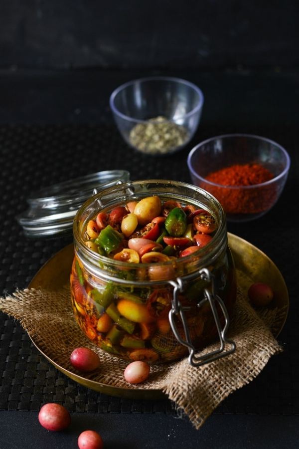 দেখুন,  আচার বিভিন্ন নির্দিষ্ট সব্জি আর ফলকে শুকিয়ে,  সেগুলিকে নানান ধরনের মশলার সঙ্গে তেল দিয়ে জারিয়ে,  সম্ভব হলে রোজ দিন রোদ খাইয়ে বানানো হয়। যে কারণে আচার একটি অপচনশীল খাদ্য।  এতে ব্যাকটেরিয়া খুব একটা চট করে জন্ম নেয় না,  অর্থাৎ আচার বহু দিনের পুরনো না হলে পচে যায় না। আর ব্যাকটেরিয়া না থাকায় আচার খেলে যে কোনও বয়সির পেট খারাপের ভয় থাকে না।