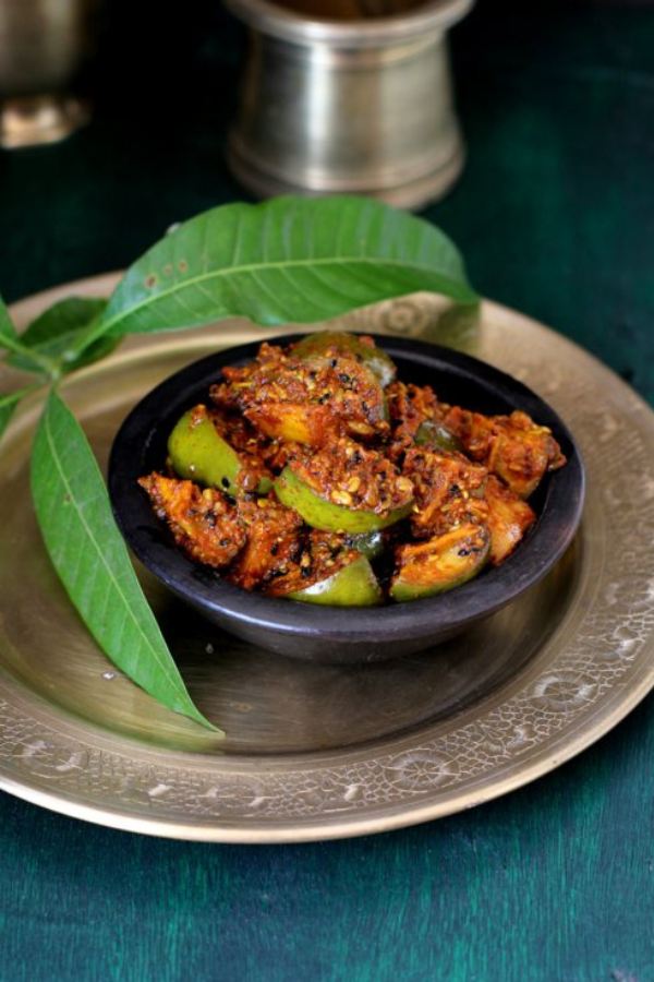 এমনকি বাচ্চার দু’বছরের পর থেকে প্রায় বড়দের মতো স্বাদ গ্রন্থিগুলির কার্যকারিতা শুরু হওয়ায় তাকেও অল্প আচার মাঝে মধ্যে খাওয়ানো যায়।  বিশেষ করে জ্বরজ্বালার মতো অসুখ থেকে ওঠার পরে যখন বাচ্চার মুখে স্বাদ থাকে না, অরুচি হয়,  সে সময় তাকে দুপুরের খাওয়ানোর সময় তার জিভে টক-ঝাল আচার একটু সামান্য দিলে ভালই হবে। বাচ্চার মুখে স্বাদ ফিরবে,  অরুচি দূর হবে,  সে নিজের স্বাভাবিক খাবার খাবে।