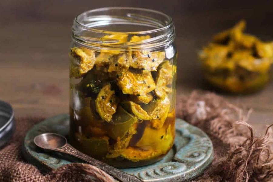 বড়দের বেলাতেও টক-মিষ্টি-ঝাল আচারের একই কার্যকারিতা। তাদেরও জ্বরজ্বালা বা অন্য কোনও বড় রোগ থেকেও সেরে ওঠার মুখে যখন শরীরের জন্য পুষ্টিকর খাবার খাওয়ার ভীষণ দরকার,  তখন অরুচি ও জিভের স্বাদ হারানোর জেরে প্রায় গলা দিয়ে কোনও খাদ্যবস্তু যেন নামেই না! সে সময় তাদের পাতে একটু আচার দিলে সেটা খেয়ে নিজের মূল খাবারের প্রতি স্বাদ ফিরে আসে। 