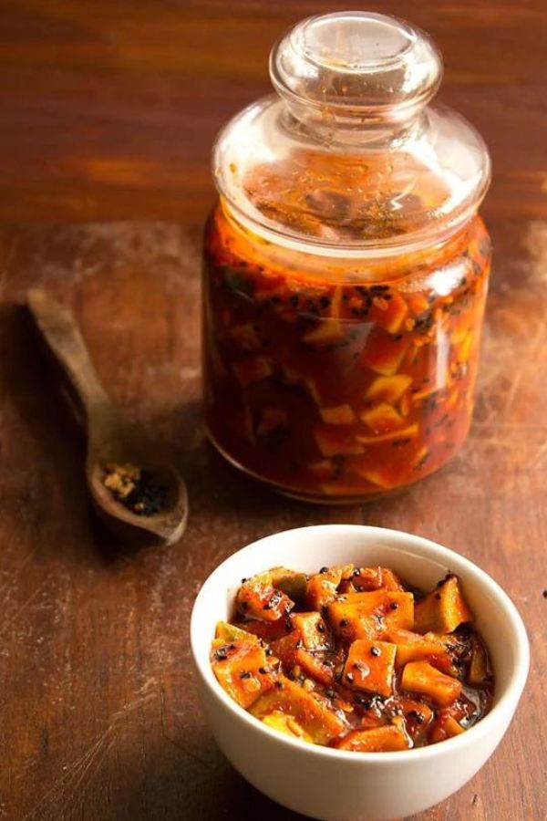 আচার বানাতে নানান সবজি ও ফলগুলোকে আদার রস,  হলুদ-জিরে-ধনে গুঁড়ো, মরিচ,  মৌরি,  শুকনো লাল লঙ্কা দিয়ে তেলের সঙ্গে জারিয়ে তৈরি করা হয়। সে সব মশলার প্রত্যেকটার গুণাগুণ আছে,  যা মানবশরীরের পক্ষে দরকারি।  সবচেয়ে বড় কথা,  আমাদের দেশের মতো মূলতঃ গ্রীষ্মপ্রধান দেশে, বিশেষ করে গরমকালে শরীরে জলাভাব হতেই পারে যে কোনও বয়সির।