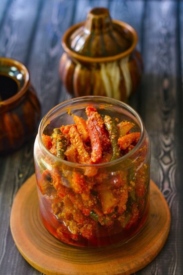 আচারের দুটি মূল বস্তু হল তেল ও নুন। সেক্ষেত্রে নুনে যে সোডিয়াম থাকে,  গরমকালে আচার খেলে সেই সোডিয়াম আমাদের শরীরের জলাভাব রোধে সাহায্য করে। গরমের জেরে শরীরের কম জলাভাবের পরিপূরকের কাজ করে। তাতে গরমে শরীরে জলাভাবের কারণে যে, বমি, পেট খারাপ, মাথা ঘোরার প্রবণতা তৈরি হয়,  সেটিও অনেকাংশে কমে এমনকি দূর হয়। গর্ভবতীদের ক্ষেত্রেও পরিমিত আচার খেলে উপকার মেলে।