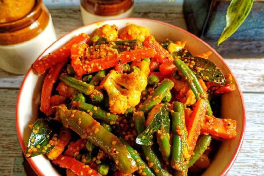 যেমন,  গর্ভবতীদের সাধারণত ঘুম থেকে ওঠার পর মুখে ভীষণ অরুচি লাগে,  খেতে ইচ্ছে করে না। অথচ তার শরীরের ভেতর আরেকটি প্রাণ রয়েছে এবং তৈরি হচ্ছে। তাই গর্ভবতী মা সঠিক খাওয়াদাওয়া না করলে তার গর্ভের সন্তানেরও সঠিক পুষ্টি হয় না। তাই গর্ভবতীদের মুখের অরুচি কাটানো ভীষণ গুরুত্বপূর্ণ।  সে জন্য প্রাতঃরাশের খাবারে রুটি-পরোটার সাথে কিংবা মধ্যাহ্নভোজের খাবারে একটু আচার খেলে বরং ভাল।