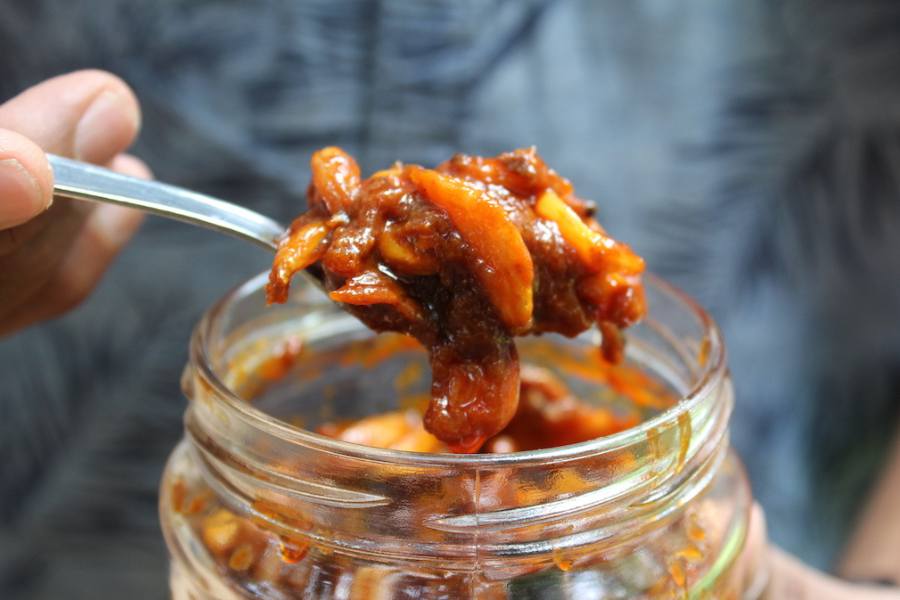 আচারের ভেতরের খাদ্যবস্তুগুলি আমাদের জিভের স্বাদগ্রন্থিগুলোর কার্যকারিতা বৃদ্ধিতে সাহায্য করে। মুখের স্বাদ ফিরিয়ে দেয়। আচারের তেল, যেটার মধ্যে নানান মশলা থাকে, সেটারও গুণাবলী আছে আমাদের শারীরবৃত্তীয় ক্ষেত্রে।  কিন্তু বেশি আচার খাওয়া,  প্রতি দিন পাতে এক কাঁড়ি আচার নিয়ে খেতে বসাটাও কিন্তু খারাপ। বিশেষ করে গরমকালে।