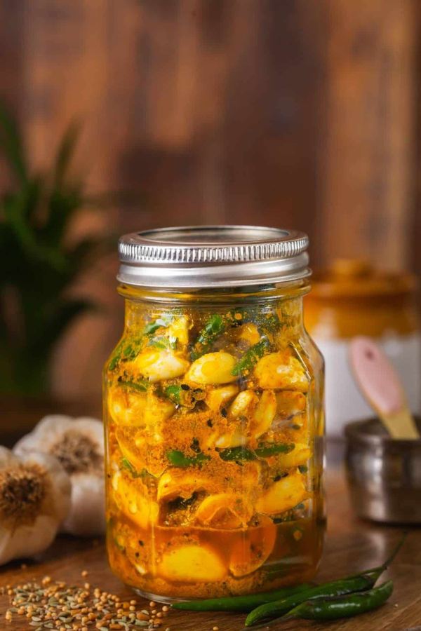 গরমকালে বেশি আচার খেয়ে ফেললে পেটের গোলমাল দেখা দেওয়ার যথেষ্ট সম্ভাবনা থাকে। আচারের মূলতঃ দুটো খাদ্যবস্তু যেহেতু তেল ও নুন,  সেজন্য গরমকালে ওই দু’টি বেশি পরিমাণে হজম করা কঠিন। ও রকম সময় আচার বেশি খেলে সেটা আমাদের শরীরের পক্ষে ক্ষতিকারক। অম্বল বা অ্যাসিডিক সমস্যা হয়।