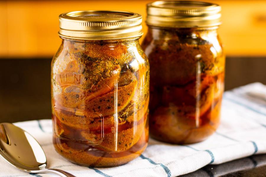 ক্যানসার রোগীর ক্ষেত্রেও গরমকালে বেশি আচার খাওয়া বিপজ্জনক। তবে সব ক্যানসার রোগীদের ক্ষেত্রে নয়। ব্রেস্ট ক্যানসার,  ব্লাড ক্যান্সার,  অস্থি-ক্যানসার এমনকী মুখের ক্যানসার রোগীকেও খাওয়াদাওয়ায় অরুচি কাটাতে পরিমিত একটুআধটু আচার মাঝেমধ্যে দেওয়া যায় খাওয়ার সময়। তবে বেশি বা রোজ একদমই নয়।