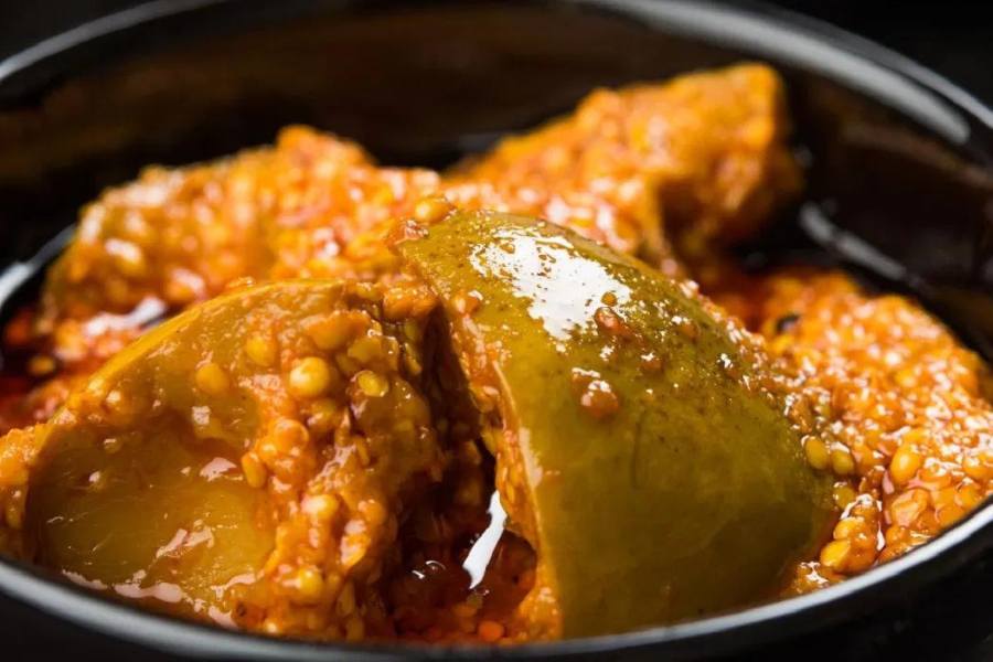 আর পেটের যে কোনও ক্যানসারে,  বিশেষ করে পাকস্থলি,  যকৃত,  প্যানক্রিয়াসের ক্যানসার রোগীদের একেবারেই আচার খাওয়া উচিত নয়। হাজারও অরুচি সত্ত্বেও! আরেকটি বিষয় হল,  আচার যতই অপচনশীল খাদ্য হোক না কেন,  আচারের শিশি ঘরের পরিষ্কার,  আলো-বাতাস আছে,  এমন জায়গায় অর্থাৎ স্বাস্থ্যকর জায়গায় রাখা উচিত। 