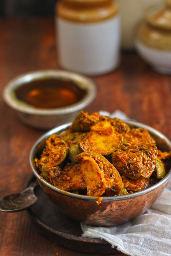 নয়তো আচারেও কিন্তু ফাংগাস অর্থাৎ ব্যাকটেরিয়া লাগতে পারে। তখন যে কারও জন্য সেই আচার খাওয়া বিপজ্জনক! তাই আচার খান,  কিন্তু বুঝে খান।