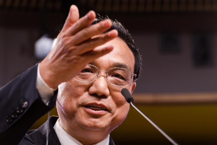  খ্যছিয়াংকে ‘ক্ষমতাহীন প্রধানমন্ত্রী’ বলে উল্লেখ করেছিলেন চিনা রাজনৈতিক বিশ্লেষক এবং লেখক অ্যাডাম নি। অ্যাডামের দাবি ছিল, চিন সংস্কার এবং উন্মুক্তকরণ থেকে মুখ ফিরিয়ে নিয়েছে এবং খ্যছিয়াং ইচ্ছা সত্ত্বেও এই বিষয়ে কিছু করতে পারছেন না।