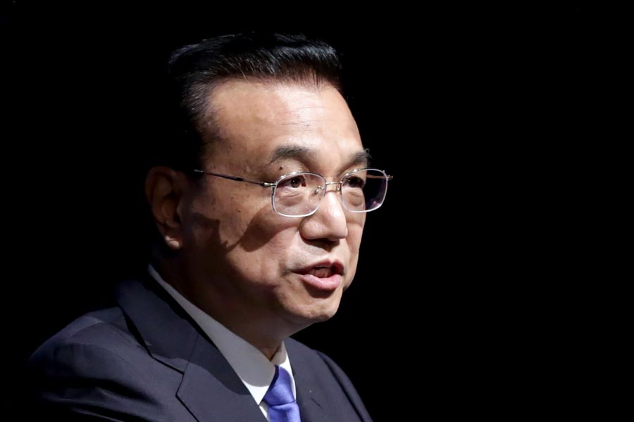 চিনের প্রখ্যাত বিশ্ববিদ্যালয় পিকিং ইউনিভার্সিটি থেকে আইন নিয়ে পড়াশোনা করেন খ্যছিয়াং। পরে একই বিশ্ববিদ্যালয় থেকে তিনি অর্থনীতি নিয়ে গবেষণা করেন। স্নাতক হওয়ার পরে পরেই কমিউনিস্ট পার্টিতে যোগ দেন খ্যছিয়াং।