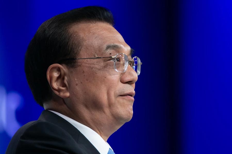 বিশ্ববিদ্যালয়ে পড়াশোনা করার সময় থেকে গণতন্ত্রপন্থী আইনজীবীদের সঙ্গে বন্ধুত্ব বাড়ে খ্যছিয়াংয়ের। রাজনীতির দিকেও ঝোঁক তৈরি হয়েছিল তাঁর। পড়াশোনা করতে করতেই তৎকালীন শীর্ষ নেতা দেং জিয়াওপিংয়ের দ্বারা অনুপ্রাণিত হন। বিশ্ববিদ্যালয়ের ছাত্র পরিষদের সভাপতিও নির্বাচিত হন তিনি। 