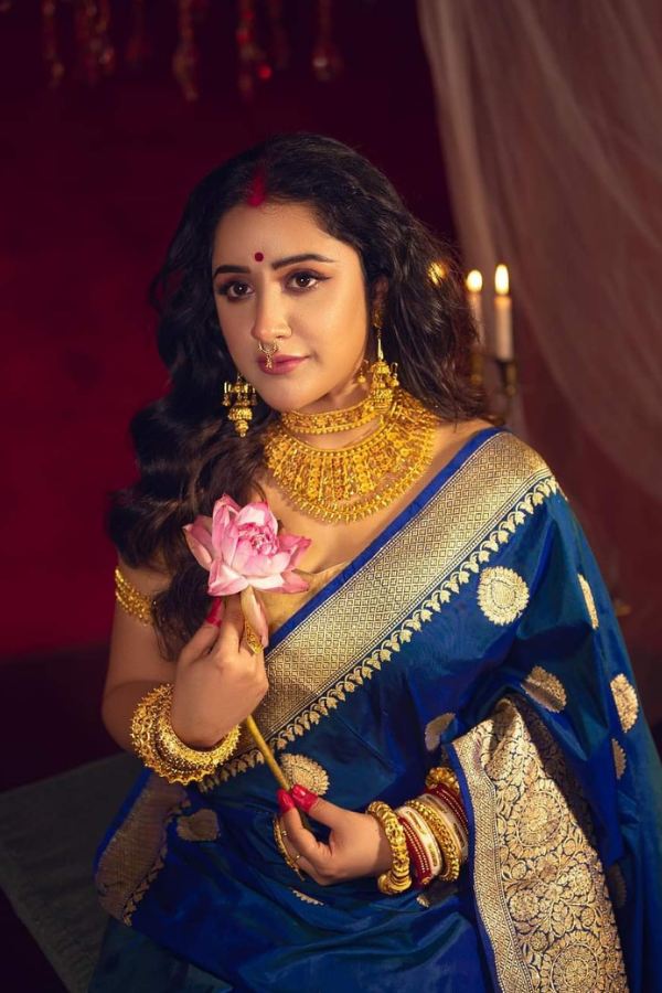 কোজাগরী পুর্ণিমার দিন লক্ষীমন্ত সাজতে মন চাইছে?  তবে কী রকম ভাবে সাজলেই আপনাকে দেখাবে ঠিক লক্ষ্মী প্রতিমাটির মতো। টিপস্‌ দিলেন স্টাইলিস্ট রুদ্র সাহা।  সদ্য বিবাহিতাদের জন্য লক্ষ্মীপুজোর দিন খুবই গুরুত্বপূর্ণ ও সুন্দর হয়। এই দিনটিকে ঘিরে যেমন তাঁদের নানা ভাবনা চিন্তা আয়োজন থাকে,  তেমনই নানা স্বপ্নও থাকে সাজপোশাকের জন্য। 