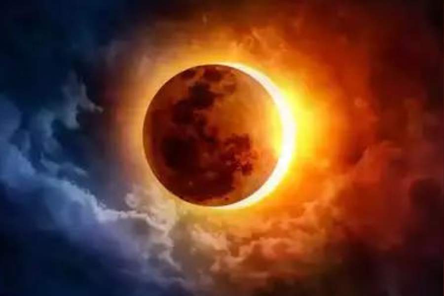 আবার এই বছরের শেষ চন্দ্রগ্রহণ পড়েছে এই দিনেই। শাস্ত্র মতে, চন্দ্রগ্রহণের সময় কোনও শুভ কাজ করতে নেই। তা হলে উপায়?  কখন করা যাবে মা লক্ষীর আরাধনা। রইল এই প্রতিবেদনে। 