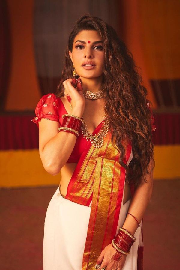 আবার তরুণী ও যুবতীদের সাজ হোক একটু অন্য।  তবে লক্ষ্মী ঠাকুরের মনের মতোই। তাঁরা পরতে পারেন যে কোনও হলুদ শাড়ির সঙ্গে হলুদ ব্লাউজ। নানা ধরনের কমলা রঙের শেডস,  গোল্ডেন শাড়ি ও ব্লাউজ কিংবা রানী রঙের শাড়ির সঙ্গে গাঢ় সবুজ রঙের ব্লাউজ পরে নিতে পারেন লক্ষ্মীপুজোর সঙ্গে। 