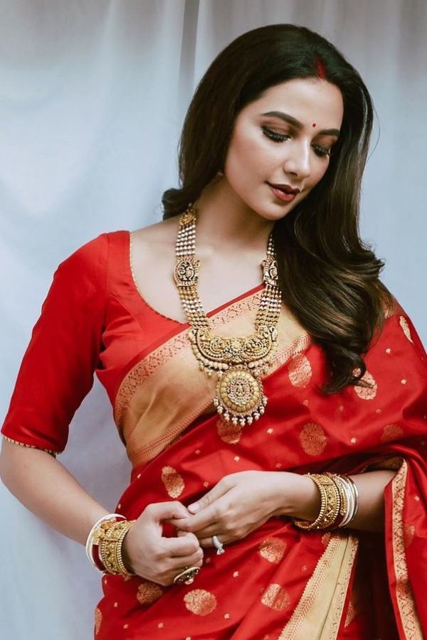 অনুষঙ্গে অবশ্যই থাকুক সোনার গয়না, তা ভারী কানের দুল হতে পারে, কিংবা কানে মাঝারি দুলের সঙ্গে গলার হার হতে পারে। 