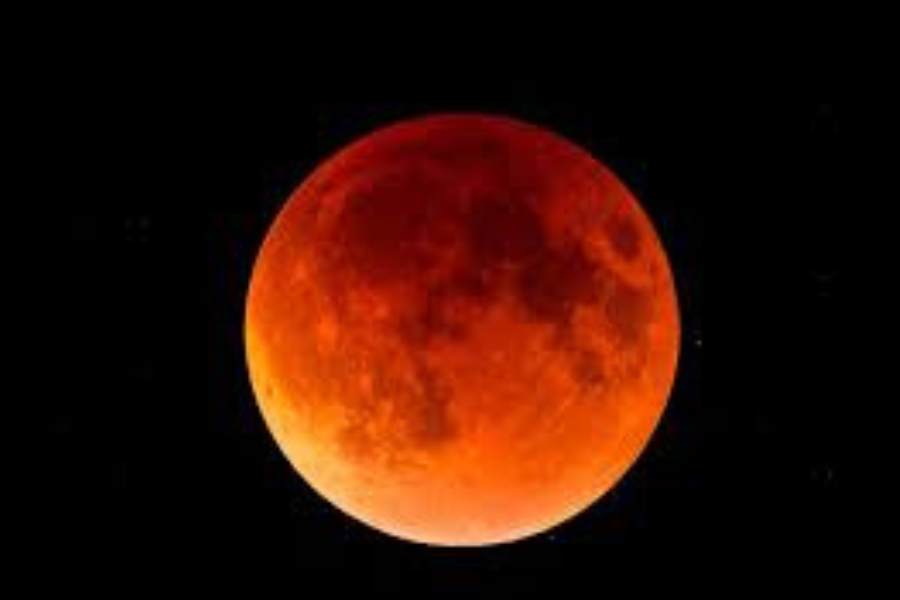 এই বছরে লক্ষীপুজোর দিনেই পড়েছে বছরের শেষ চন্দ্রগ্রহণ। ২৮ অক্টোবর শনিবার ভোর ৪ টে ১০ মিনিটে লক্ষী পুজোর তিথি শুরু হচ্ছে। শেষ হবে ২৯ অক্টোবর রবিবার ১টা ৫০মিনিটে। 