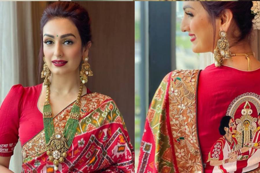 বিবাহিতাদের জন্য চওড়া শাঁখা পলা কিংবা তরুণী অবিবাহিতাদের জন্য লাল কাঁচের চুড়ির গোছার সঙ্গে সোনার বালা মিশিয়ে পরলে সাজ লাগবে আরও চমকদার ও সুন্দর। 