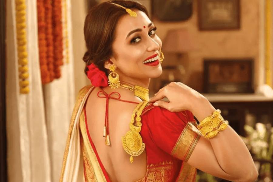 আর নাকে থাকুক সাবেকি নথ। মাত্র একটি মুক্তোর টানা নথ,  আর ভেলভেটের টিপের বদলে থাকুক সিঁদুরের টিপ। বিবাহিতা হলে অবশ্যই চওড়া করে সিঁদুর পরবেন, তার সঙ্গে মুখের সাজেও থাকুক বেশ লক্ষ্মীমন্ত লাল টুকটুকে ধরণ। 