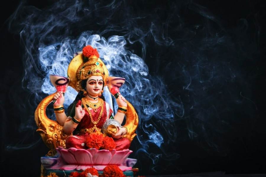 কিন্তু প্রশ্ন হল, তা হলে লক্ষীপুজো কখন হবে?  এই প্রশ্নের উত্তর খুবই সহজ। আপনি ২৮শে অক্টোবর সন্ধেবেলাতেই করতে পারবেন মায়ের আরাধনা। 