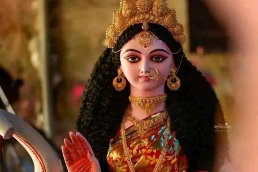 গ্রহণ শুরুর সময় ২৮ তারিখ রাতে হওয়ায় সন্ধেবেলায় পুজোয় কোনই বাধা নেই। আপনি নিশিন্তে শান্ত মনে আবাহন করুন, ধন সম্পদের দেবী চঞ্চলা লক্ষীর। এই প্রতিবেদনটি ‘আনন্দ উৎসব’ ফিচারের একটি অংশ।